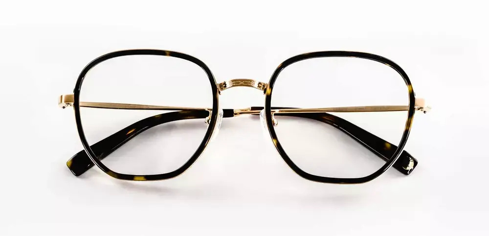 Halifax model kacamata yang cocok untuk wajah berbentuk hati