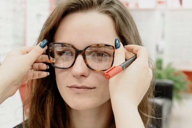 Cara Membaca Resep Kacamata dari Dokter dengan Mudah